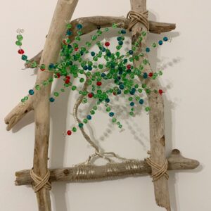 arbre de vie multicolore sur bois flotté
